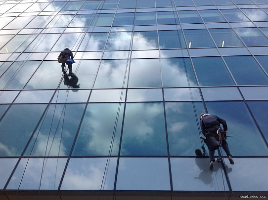 Мытьё фасадов торгового центра в Пензе